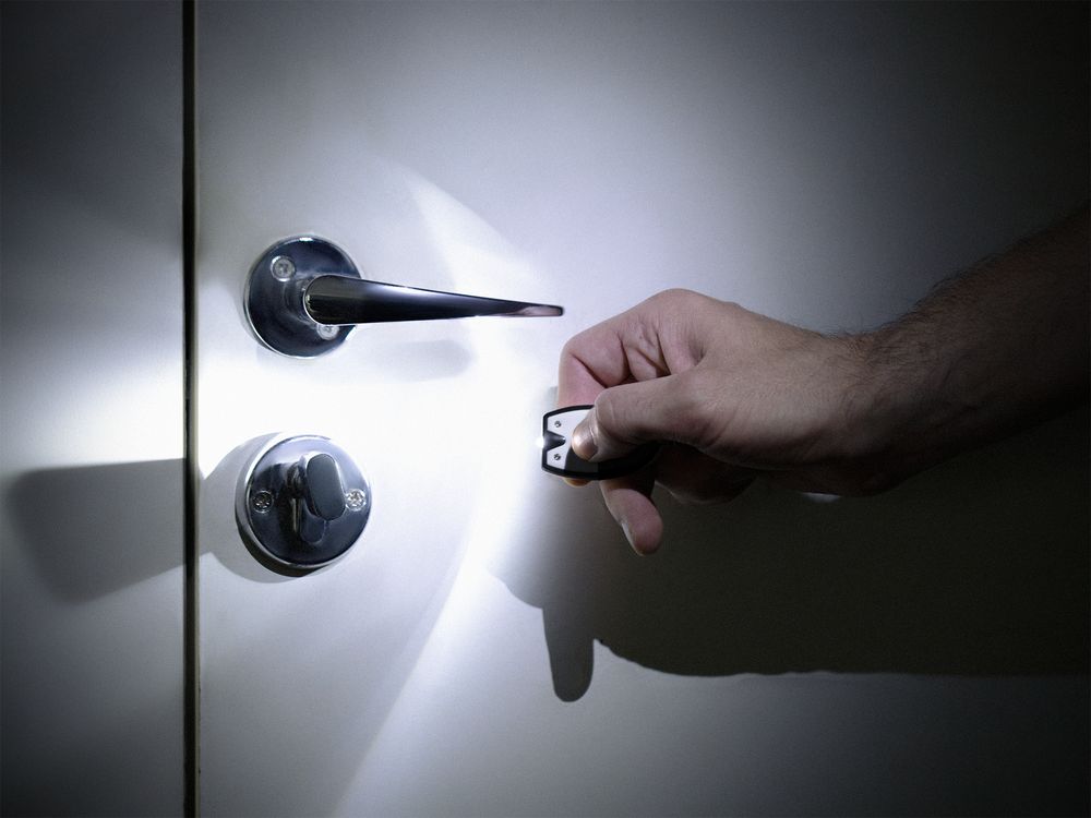 Изображение №4 | Брелок-фонарик Vivid, ver.2, белый с черным