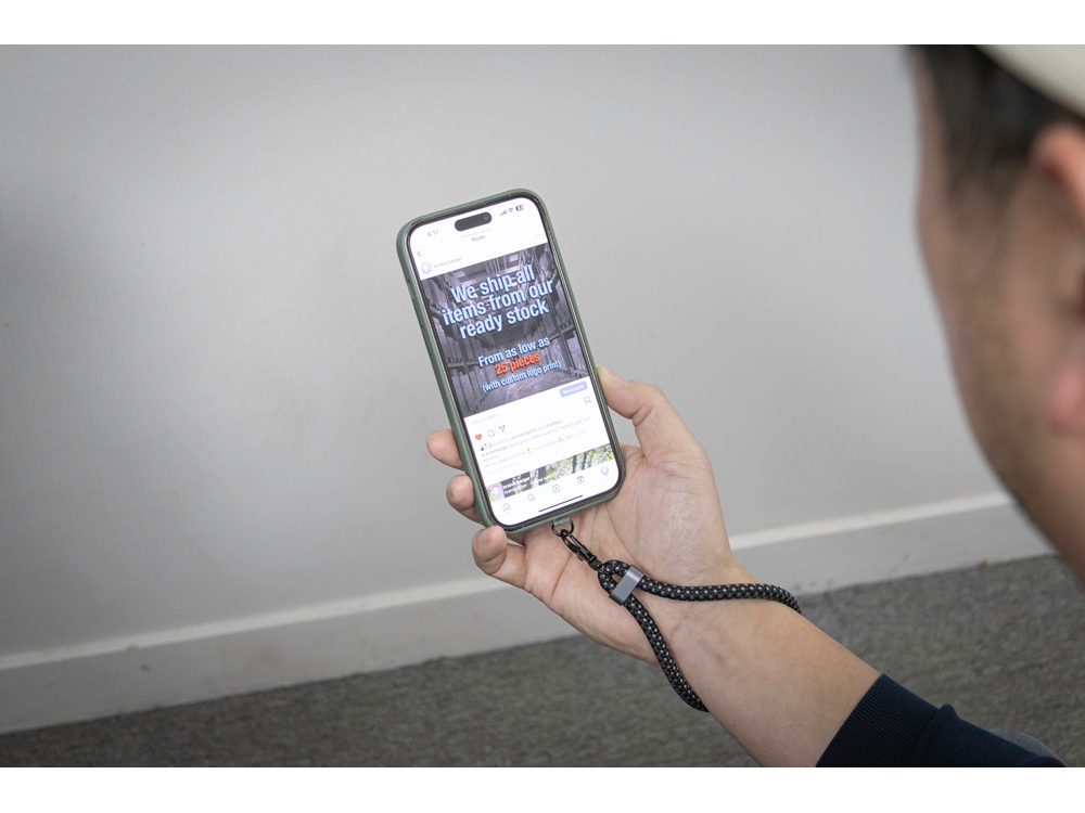 Изображение №22 | Ремешок-держатель для телефона с зарядным кабелем USB-C - USB-C «Lany Wristband Charge Eco» (серый)