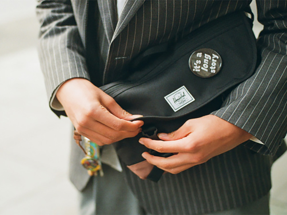 Изображение №5 | Herschel Cove сумка-мессенджер из переработанного материала (черный)