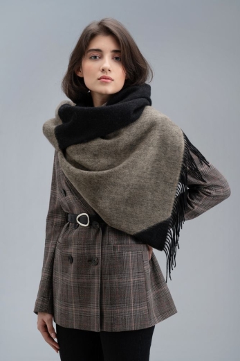 Изображение №15 | Палантин Charming, черный с бежевым