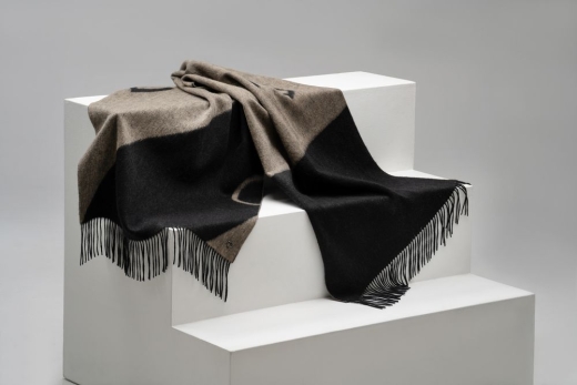 Изображение №17 | Палантин Charming, черный с бежевым