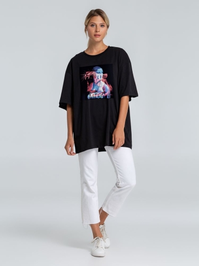 Изображение №3 | Футболка оверсайз «Дама с горностаем», черная, размер XS/S