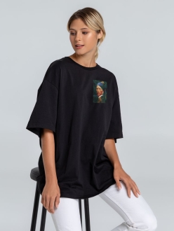 Изображение №3 | Футболка оверсайз «Мужчина с жемчужной сережкой», черная, размер XS/S