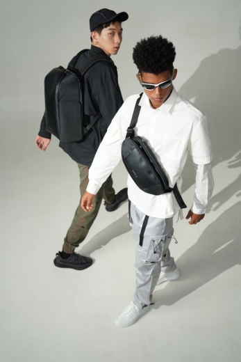 Изображение №12 | Сумка кросс-боди FlipSling, черная