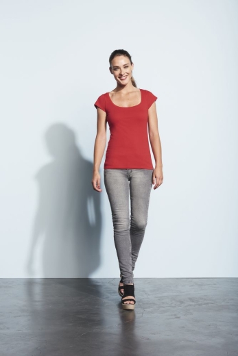 Изображение №4 | Футболка женская с глубоким вырезом MELROSE 150 красная, размер S