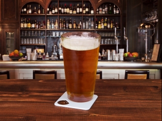 Изображение №5 | Подставка с открывалкой для кружки «Liso» (белый/черный)