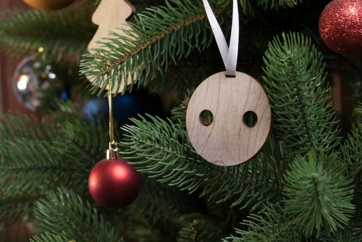 Изображение №3 | Деревянная подвеска Carving, в форме пуговицы Санты