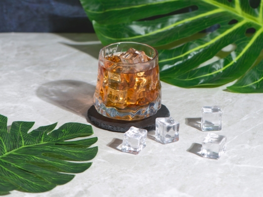 Изображение №3 | Вращающийся бокал для виски на сланцевом костере «Bromo» (прозрачный)