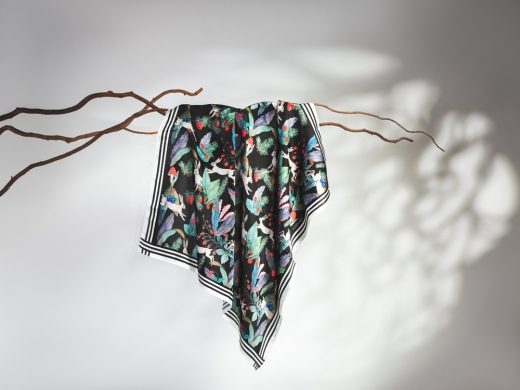 Изображение №3 | Платок «Зайцы» (черный, мультиколор)