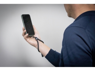 Изображение №21 | Ремешок-держатель для телефона с зарядным кабелем USB-C - USB-C «Lany Wristband Charge Eco» (серый)