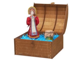 Изображение №4 | Подарочный набор: кукла фарфоровая, крем-мёд с лаймом и имбирем (красный)