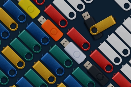 Изображение №2 | Флешка Twist Color, черная с синим, 8 Гб